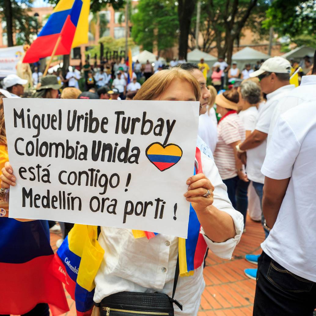 El atentado contra Miguel Uribe, perpetrado el 7 de junio en Bogotá, generó una oleada de indignación y solidaridad, incluyendo marchas y oraciones colectivas. Él sigue hospitalizado en la UCI. <b><span class="mln_uppercase_mln"> </span></b>FOTO<b><span class="mln_uppercase_mln"> camilo echeverry</span></b>