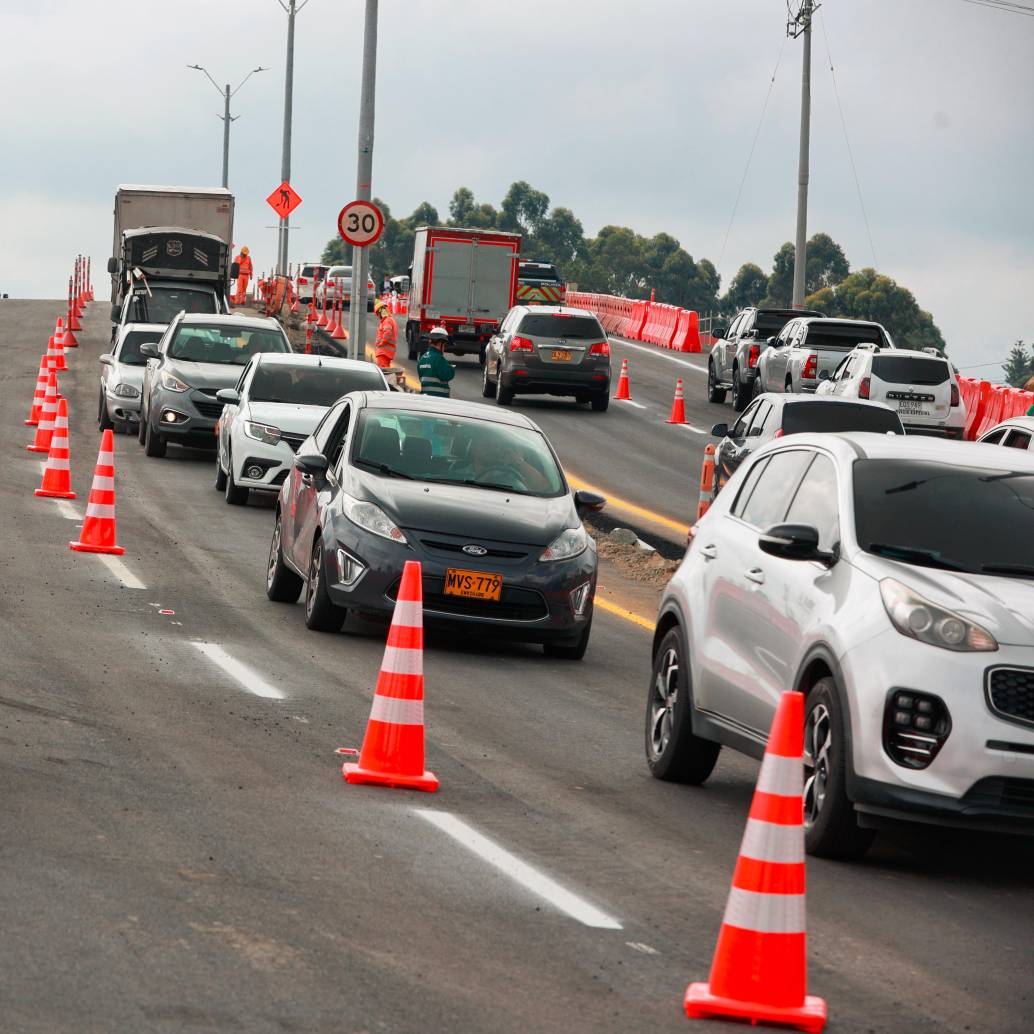 En la mañana de este martes se logró dar paso en el puente del intercambio al aeropuerto José María Córdova, de Rionegro. FOTO: Manuel Saldarriaga