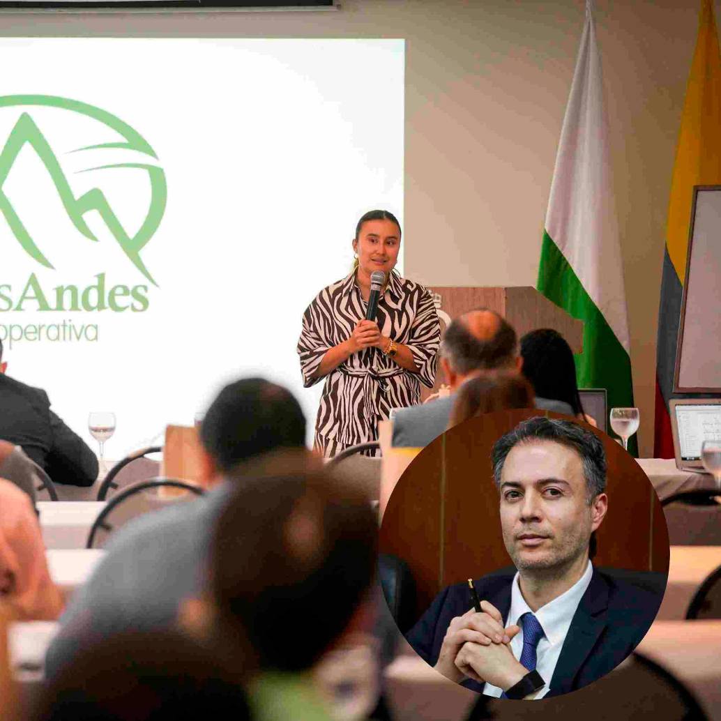 Asamblea en Medellín aprobó, por unanimidad, el acuerdo que permitirá reactivar la Cooperativa de Andes tras cinco años de intervención. Casi 4.000 familias cafeteras esperan que esta reactivación marque el inicio de una recuperación económica en el Suroeste. En los detalles, de derecha a izquierda: Óscar Hurtado y Daniel Quintero. FOTO Cortesía y Colprensa.
