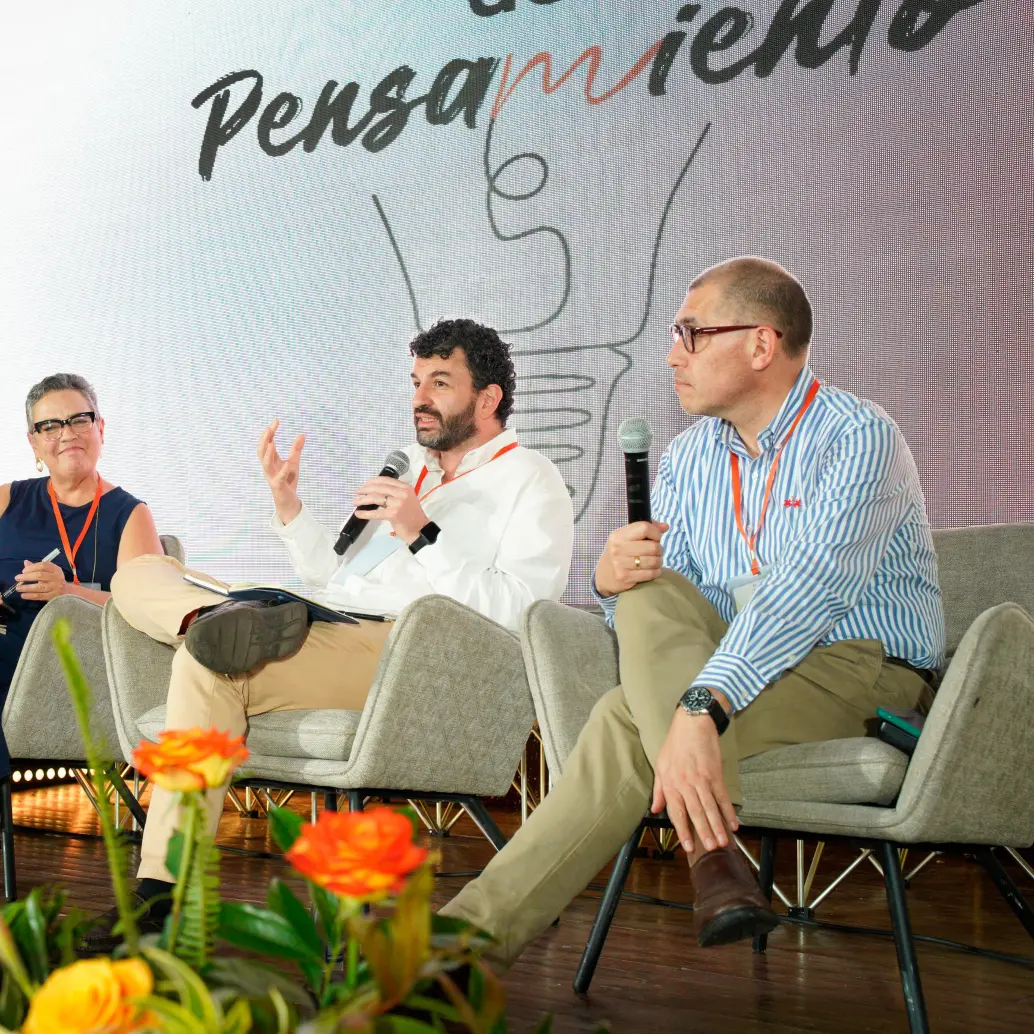 De izquierda a derecha: Luz María Sierra, Rocío Arango, Hernando Santamaría y Alfonso Ospina en el primer panel del Festival del Pensamiento en Santa Fe de Antioquia. FOTO Prisa Media