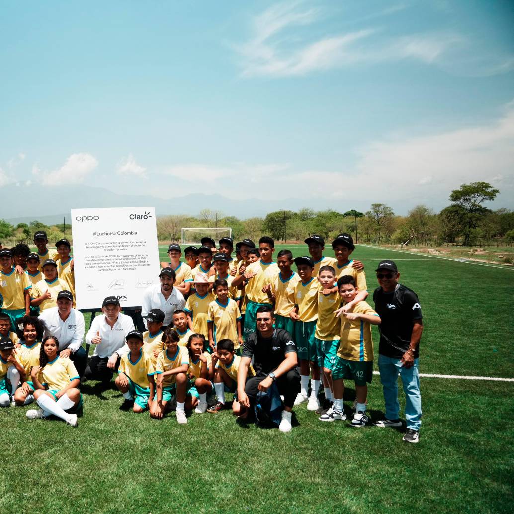 Parte de los niños de la Fundación Luis Díaz en su pueblo natal, Barrancas, La Guajira, que acaba de recibir el apoyo de Oppo y Claro. Un programa de carácter social con grandes alcances. FOTO Cortesía 
