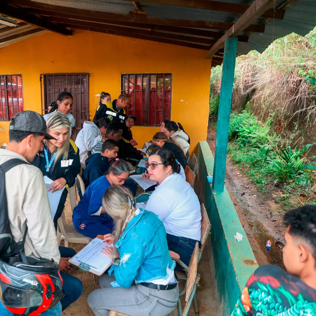 La Alcaldía de Bello y la Gobernación de Antioquia avanzan en la atención de las familias damnificadas de la tragedia en la vereda Granizal, de Bello, que dejó 10 víctimas. FOTO: CORTESÍA ALCALDÍA DE BELLO