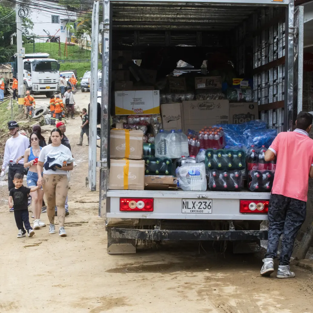 Imagen de referencia de una entrega de ayudas en el sector de Altavista en Medellín. Foto: Esneyder Gutiérrez
