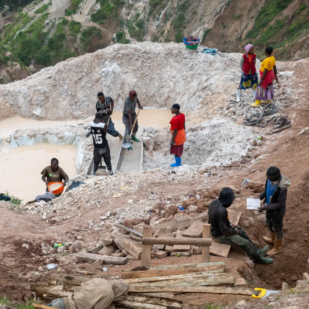 Mineros trabajando en una mina de coltán, en el poblado de Rubaya, en la República Democrática del Congo. En las tierras altas envueltas en niebla del territorio de Masisi, se desata una guerra silenciosa por el control de uno de los minerales más estratégicos del mundo. FOTO: Xinhua