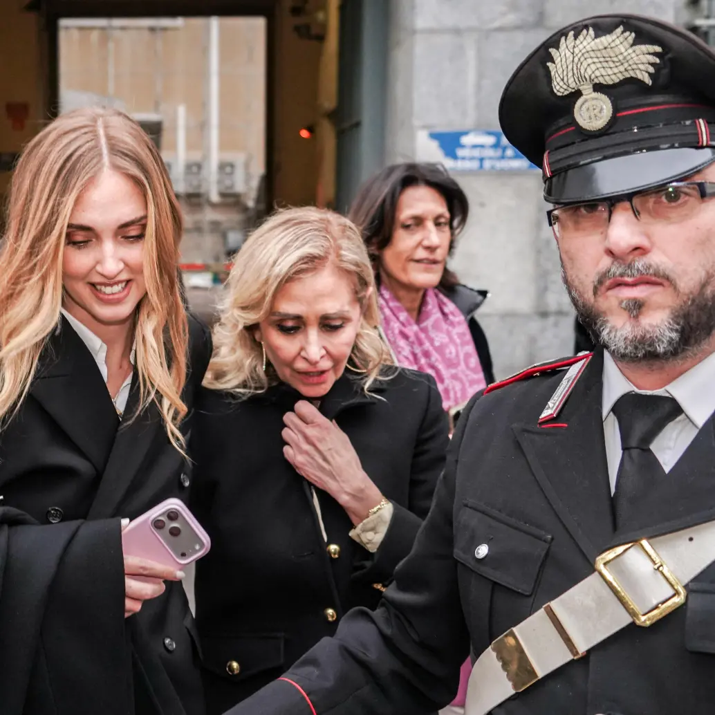 Chiara Ferragni abraza a su madre, Marina Di Guardo, a las afueras del tribunal de Milán, tras ser absuelta en el juicio por el caso del pandoro y los huevos de Pascua. FOTO: AFP.