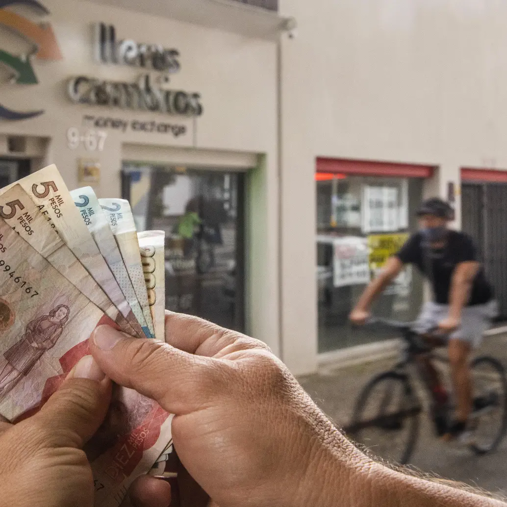 Durante este 2025, el peso colombiano ha mostrado una apreciación cercana al 14% frente al dólar, alcanzando una de las valorizaciones más altas entre las monedas emergentes. Foto: Archivo Carlos Velásquez