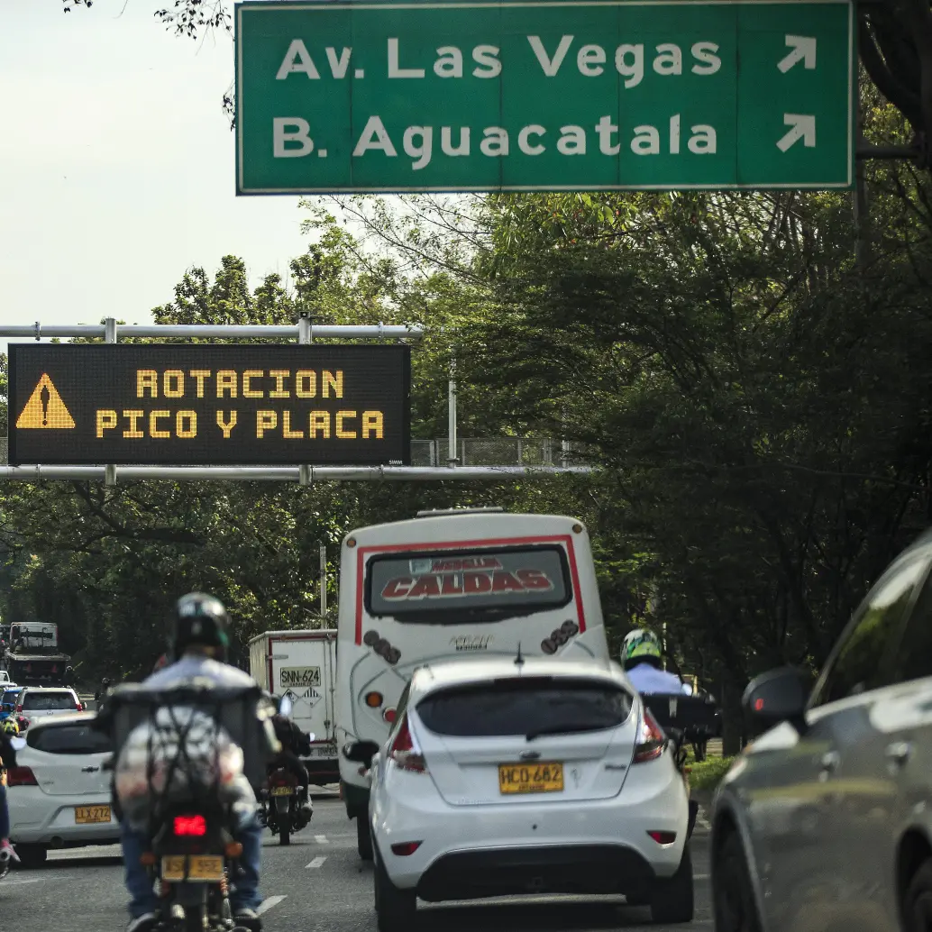 Descripción: Trancones en Medellín, de varios vehículos, por pico y placa efectuado en el país. Fecha de evento: 01/08/2024. Foto: Andrés Camilo Suárez Echeverry.