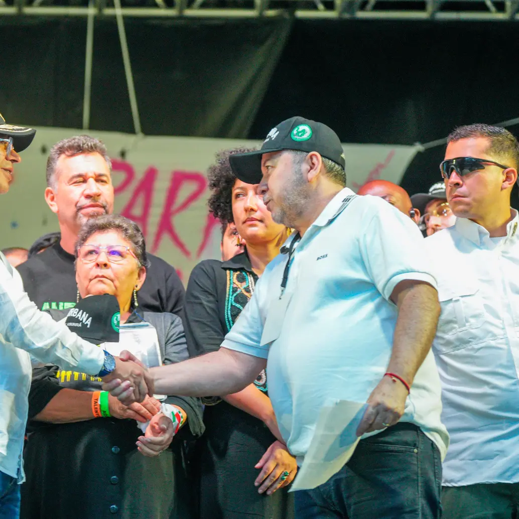 El presidente Gustavo Petro estrechando la mano de Jorge Vallejo, alias “El Doctor”, durante la concentración de este sábado en La Alpujarra. FOTO Presidencia
