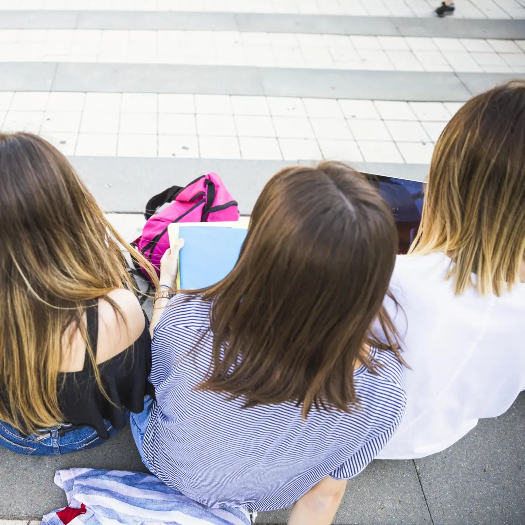 Padres del Colegio Sorrento denunciaron que estudiantes de secundaria son presionados a participar en juegos de “verdad o reto” que derivan en actos sexuales dentro de los baños de la institución. Imagen de referencia, Freepik. 