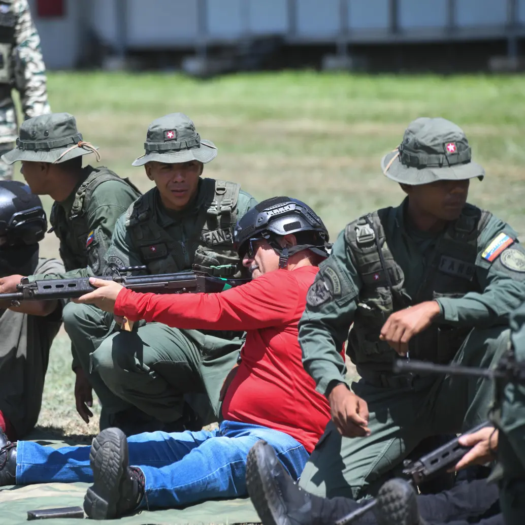 <span class="mln_uppercase_mln">Integrantes</span><b><span class="mln_uppercase_mln"> de la Milicia Nacional Bolivariana participan en una jornada de adiestramiento en el Fuerte Tiuna, en Caracas, Venezuela. Nicolás Maduro convocó una masiva jornada de adiestramiento en 312 cuarteles y unidades militares en todo el país. FOTO: Xinhua</span></b>