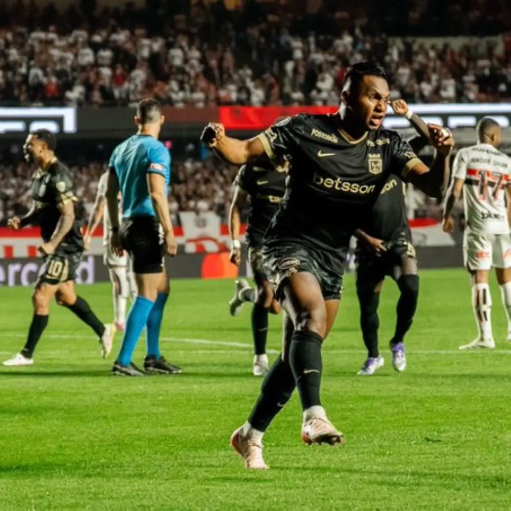 El momento exacto donde Cardona le celebra el gol a un defensor de Sao Paulo. Foto: redes sociales