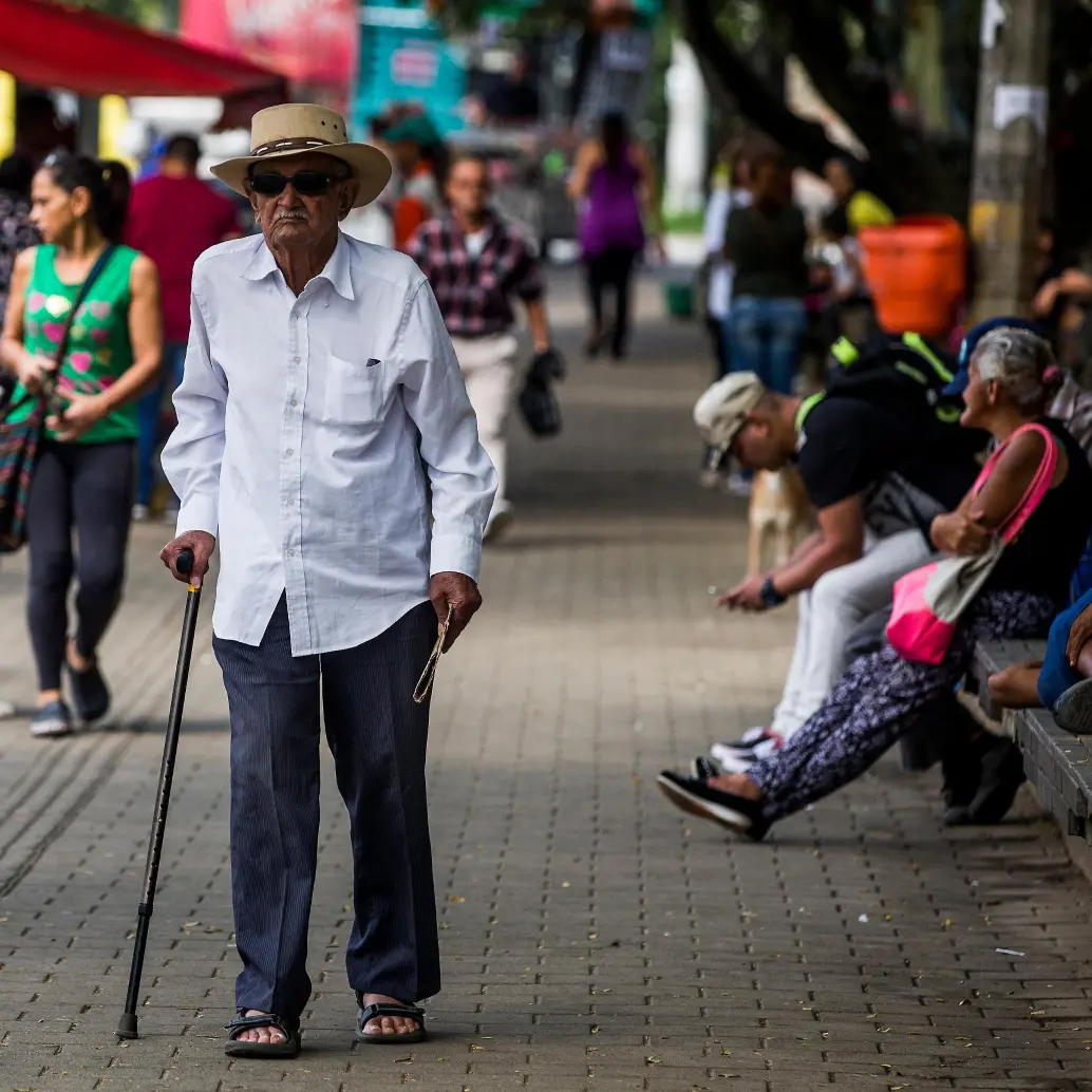 Un estudio en casi 300 adultos con alto riesgo de desarrollar esta enfermedad neurodegenerativa revela que andar entre 5.000 y 7. 500. Foto: Camilo Suárez