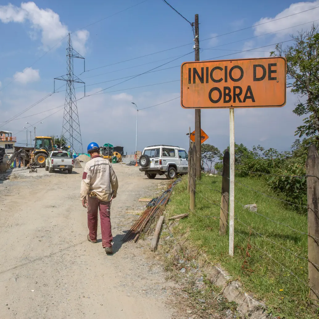 La complejidad regulatoria, los retrasos en licencias y la inestabilidad normativa están elevando los costos para las empresas y frenando proyectos de inversión en Colombia, según analistas de Corficolombiana. FOTO EL COLOMBIANO