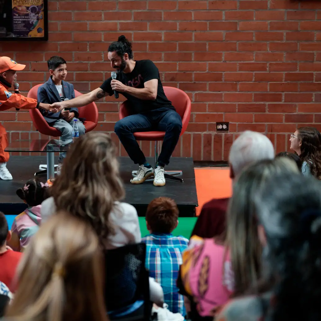 Jeremías y Juan José conversaron con Ricardo Restrepo, ingeniero aeroespacial antioqueño y Diseñador de Misiones Interplanetarias de la NASA. FOTOS: Marcela Gómez y el Teatro Metropolitano.