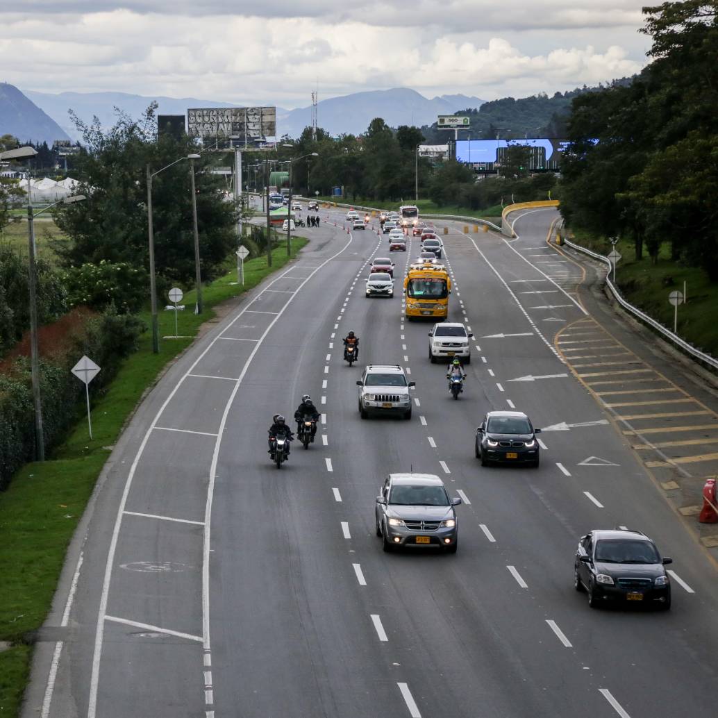 Retorno de viajeros por la autopista norte a Bogotá. Foto: Colprensa-Mariano Vimos