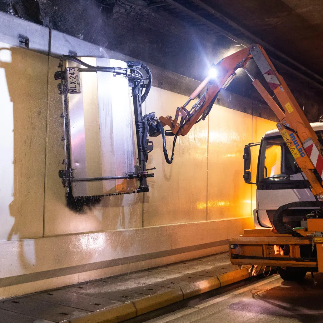 Una labor importante que se realizará durante estas noches es la limpieza de las paredes del túnel. FOTOS: CONCESIONARIO