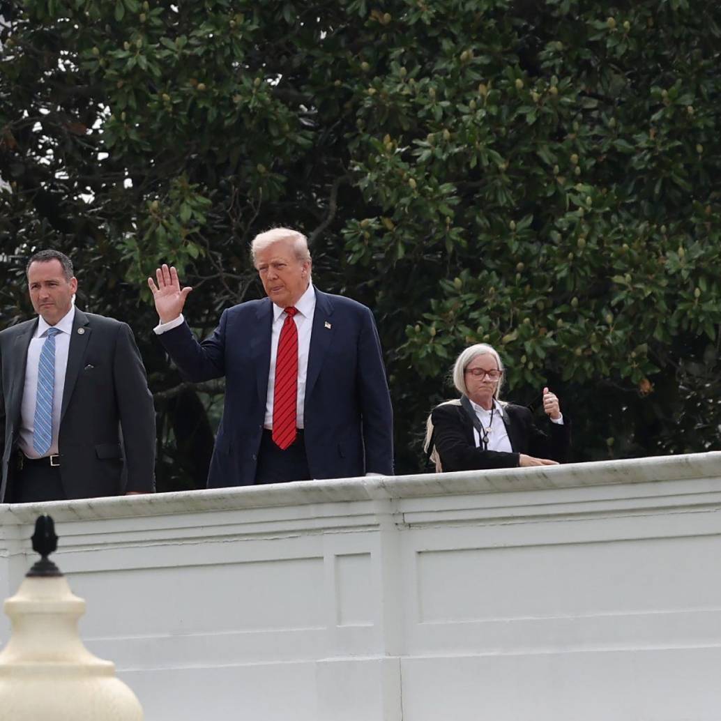 El presidente Donald Trump estuvo en el tejado de la Casa Blanca evaluando las posibles modificaciones como un salón de recepción. Foto: Getty Images