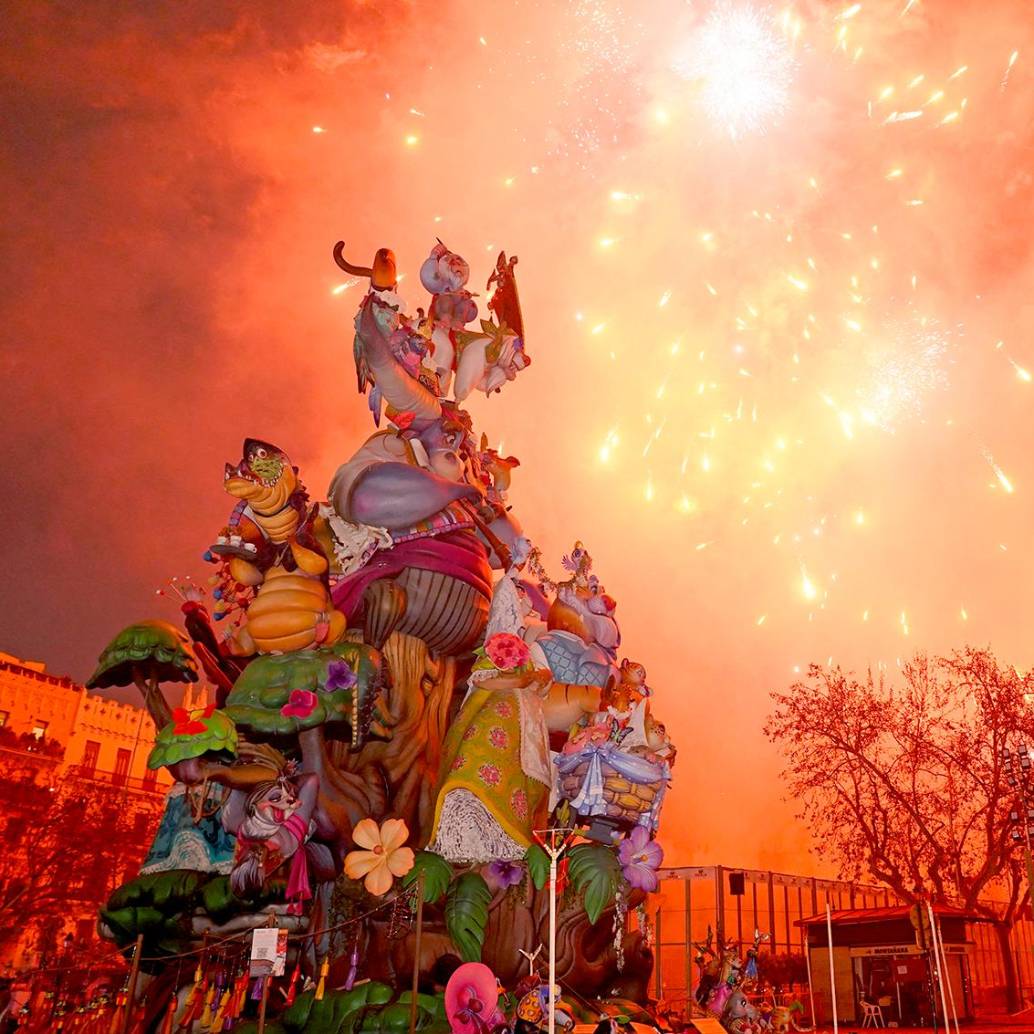 La Cremà es uno de los momentos más emotivos de las Fallas, donde la tristeza por la pérdida de las obras de arte se mezcla con la alegría de celebrar la llegada de la primavera. Foto: AFP