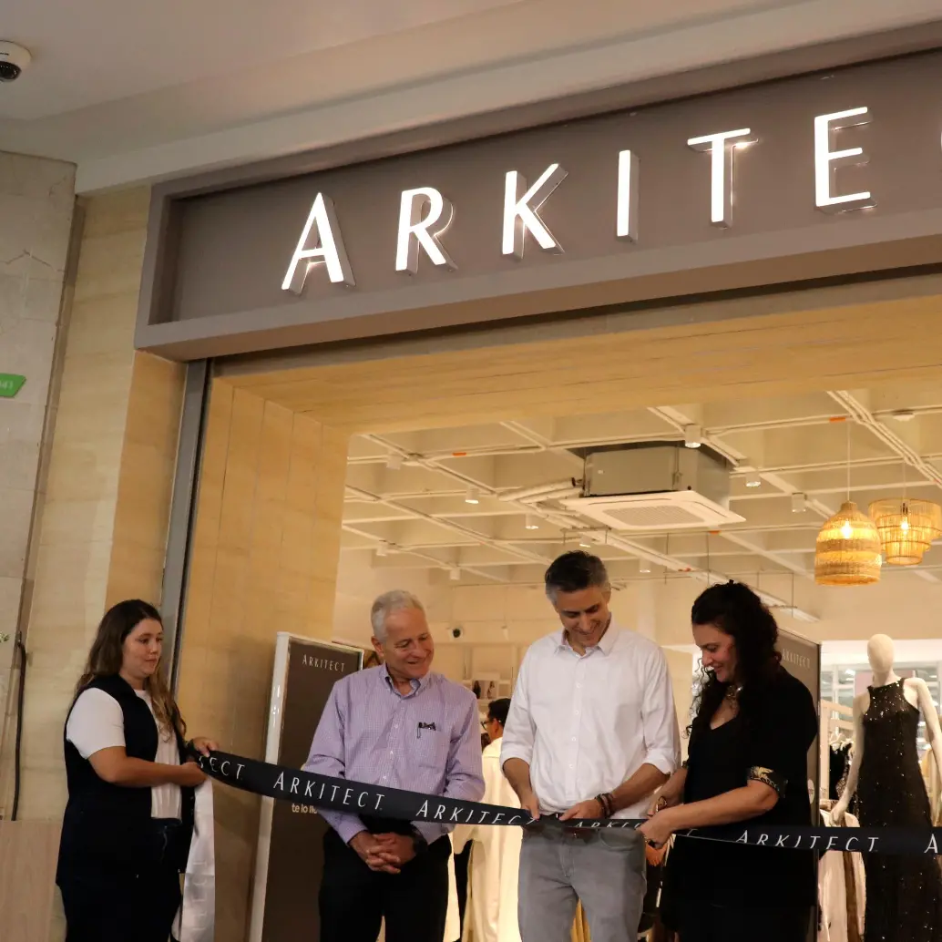 Lucía de la Pava, gerente Textil y Hogar del Éxito cortó la cinta con la que la organización comercial inauguró su nueva boutique. La observan Carlos Calleja, presidente del Éxito y Carlos Mario Giraldo, gerente de la compañía. FOTO cortesía Éxito