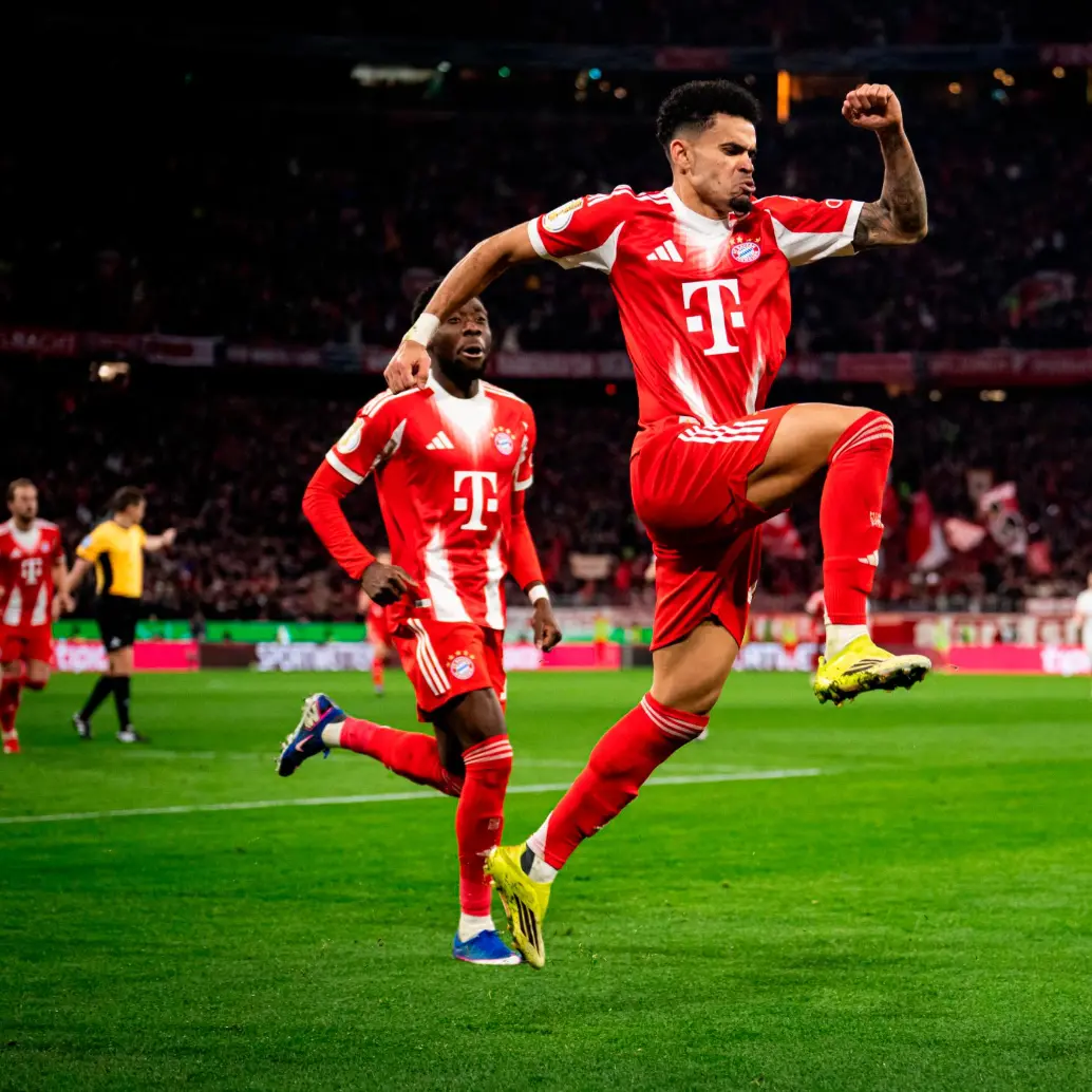 Luis Díaz puede convertirse en el primer colombiano en lograr la liga inglesa y la liga alemana en menos de un año. La temporada pasada ganó la Premier League con el Liverpool. FOTO: <b>GETTY</b>