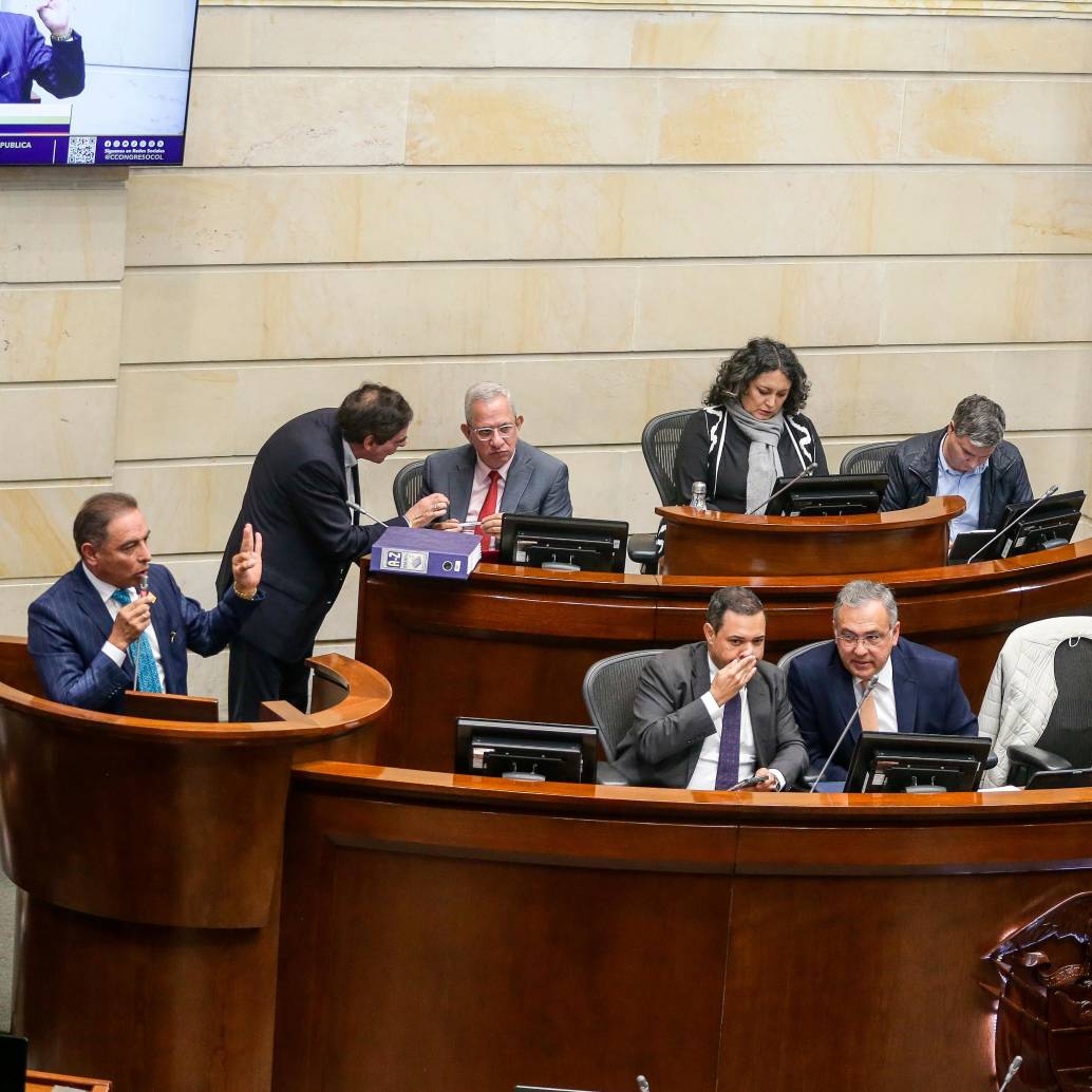 Mientras la plenaria se prepara para debatir la laboral a partir de las 8:30 a.m., un grupo de dirigentes y voceros de partidos pidió al procurador mediar para garantizar la transparencia electoral. <b><span class="mln_uppercase_mln"> </span></b>FOTO<b><span class="mln_uppercase_mln"> Colprensa/cortesía</span></b>