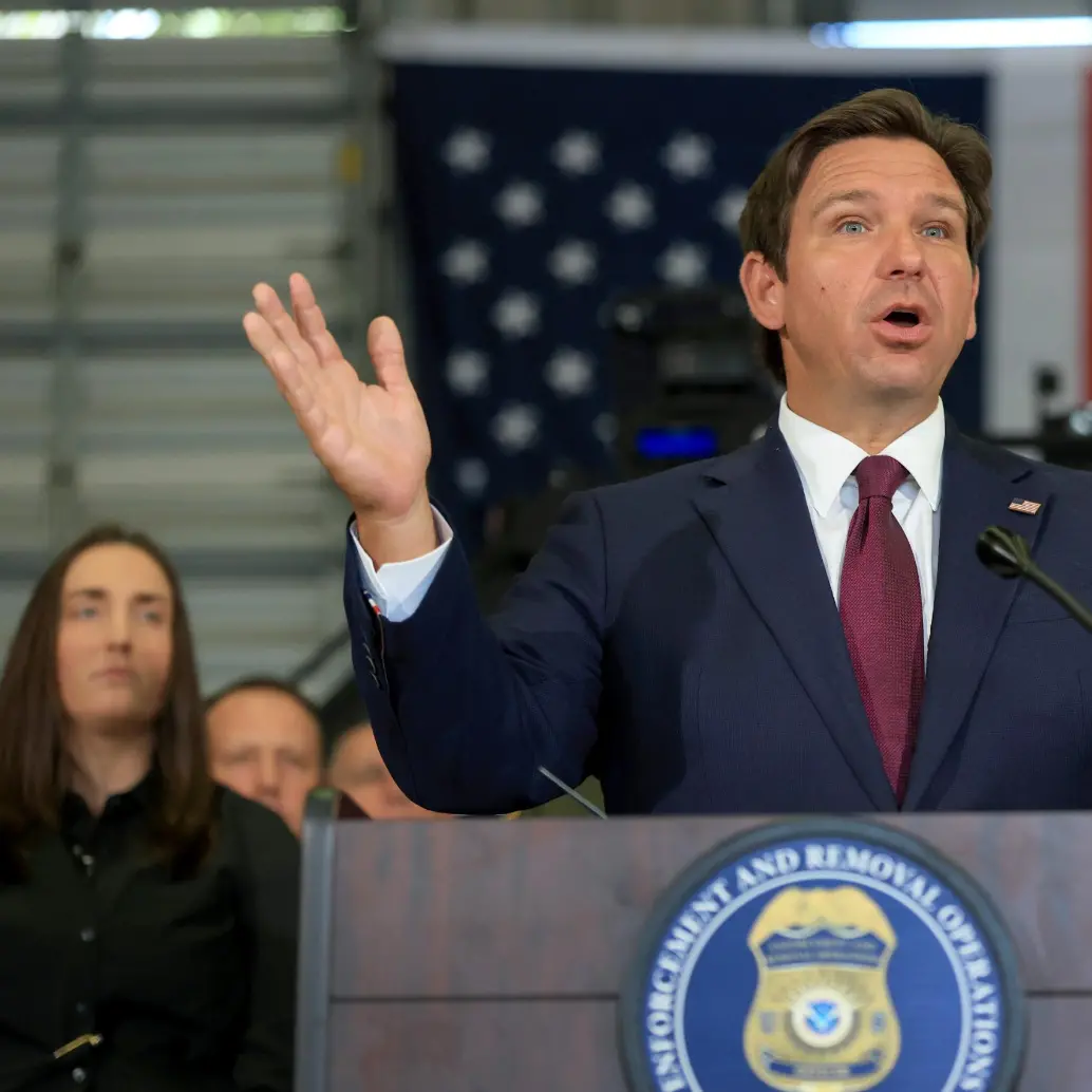 <span class="mln_uppercase_mln">El</span><b><span class="mln_uppercase_mln"> gobernador de Florida, Ron DeSantis, defendió el derecho a arrollar a manifestantes que amenacen a personas en vehículos en Estados Unidos. FOTO: GETTY</span></b>