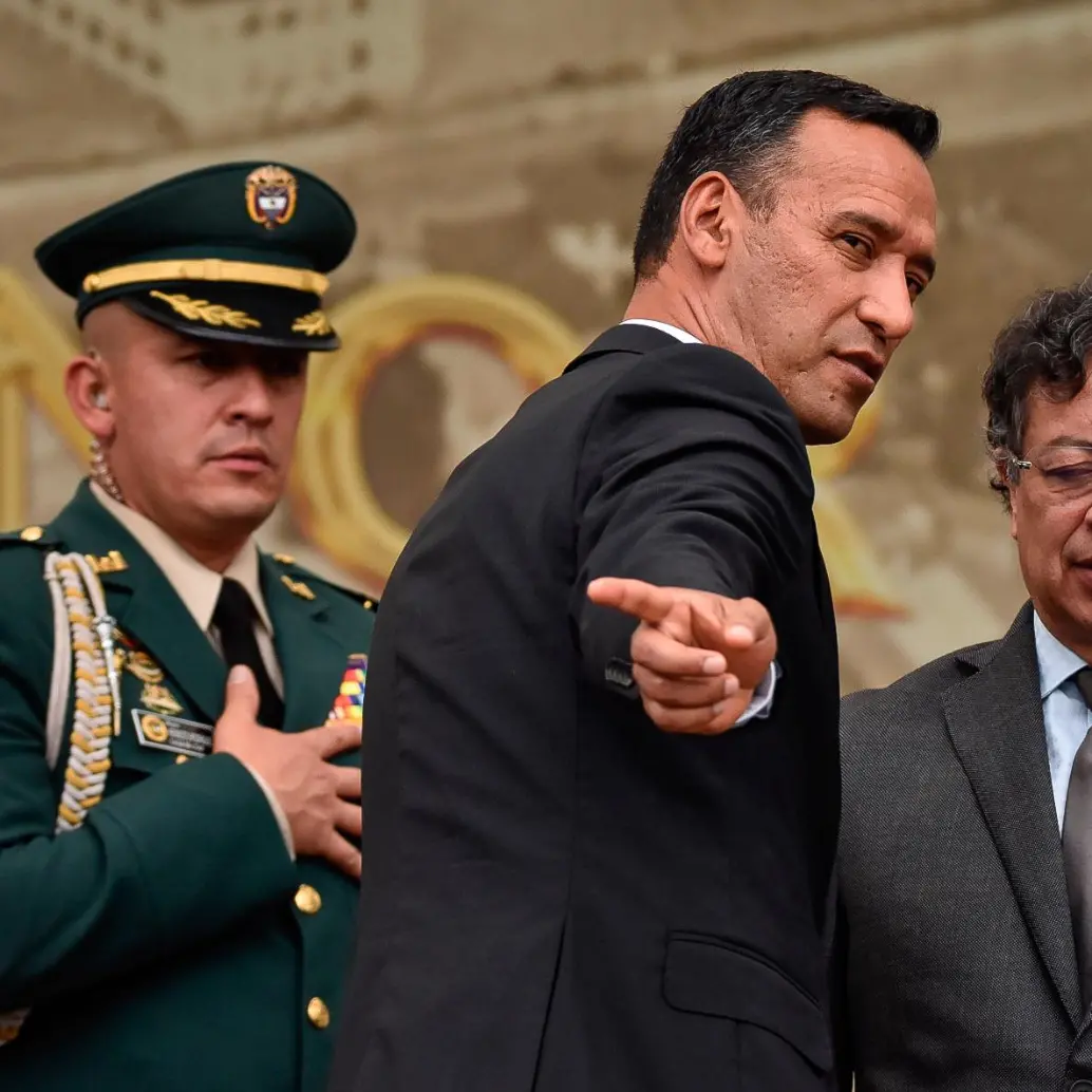 Pedro Sánchez, ministro de Defensa, junto al presidente Gustavo Petro. FOTO: Colprensa