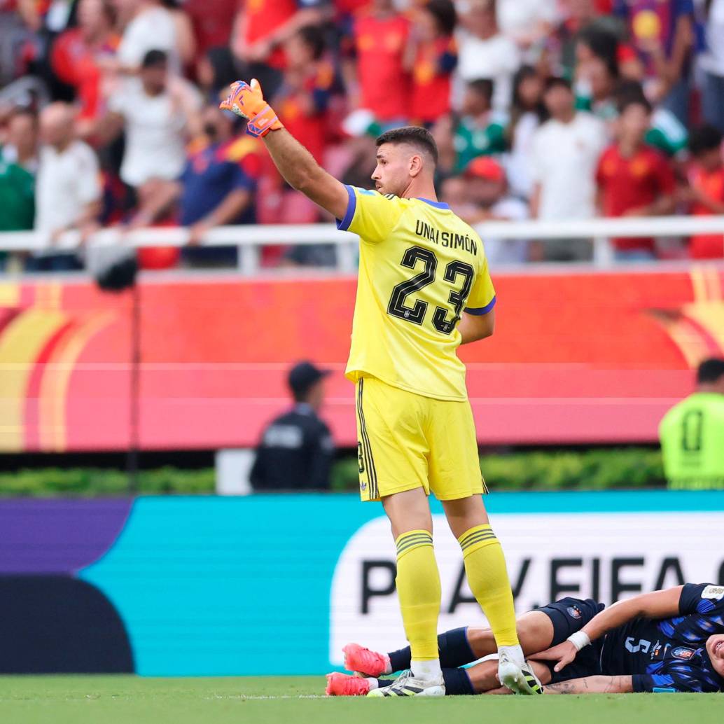 El futbolista Manuel Ugarte quedó tirado en la cancha del estadio de Guadalajara después de recibir una falta en el partido contra España. Foto: tomada del x de @FabrizioRomano