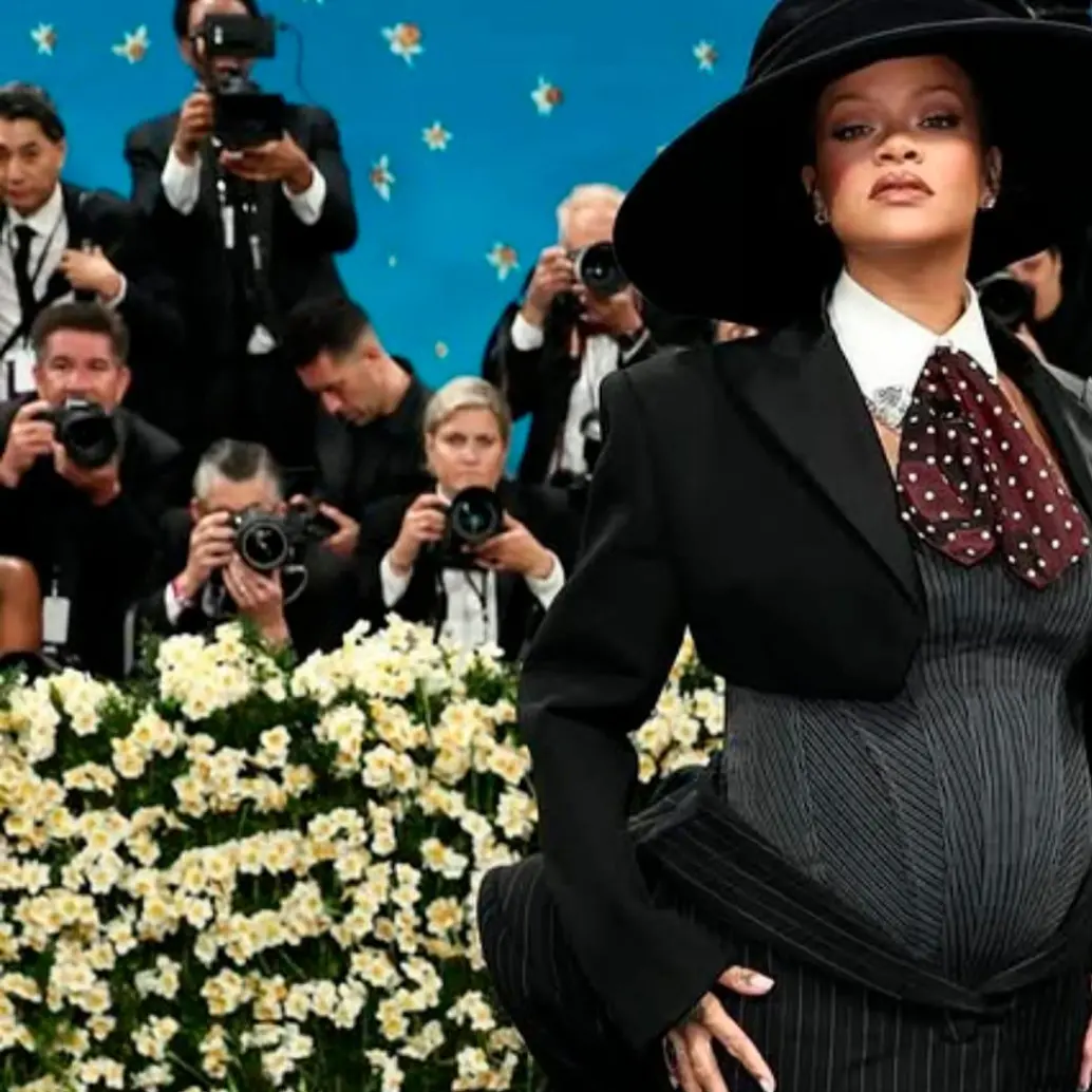 Rihanna lució su embarazo en la Met Gala 2025. FOTO Getty