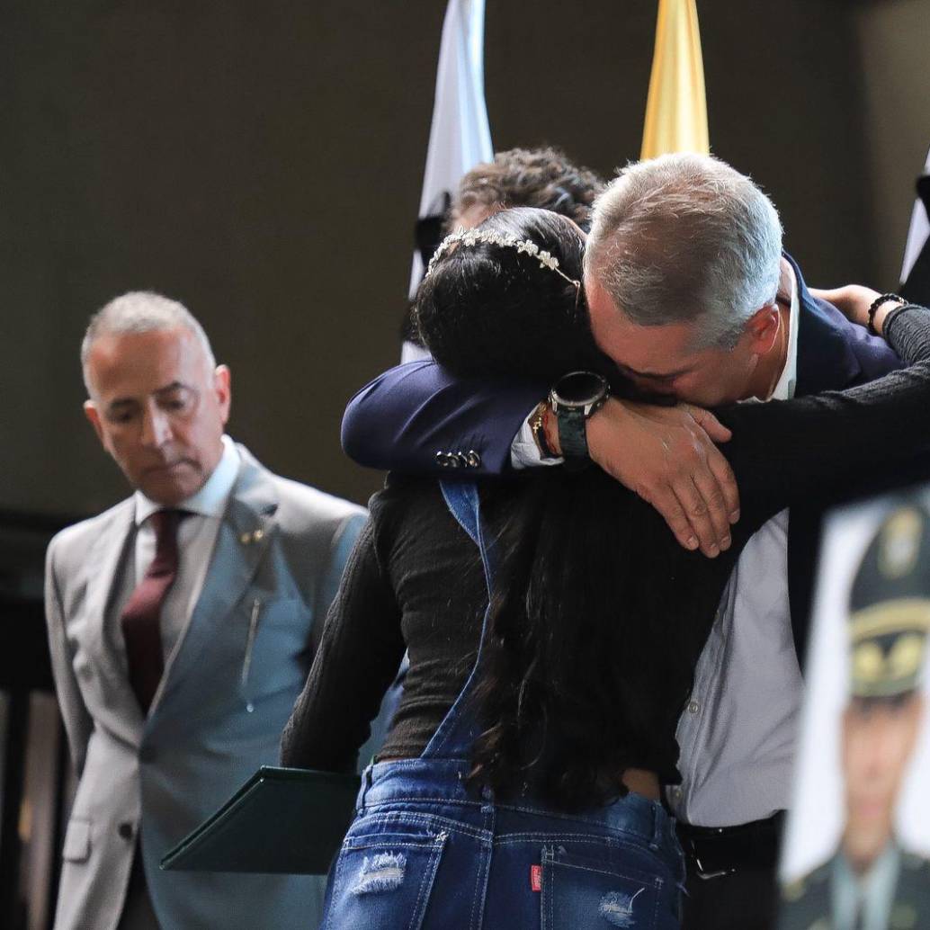El gobernador Andrés Julián Rendón rompió el llanto al abrazar a la hija, menor de edad, de uno de los policías asesinados la semana pasada en un ataque con dron en el Nordeste antioqueño. FOTO: CORTESÍA GOBERNACIÓN.