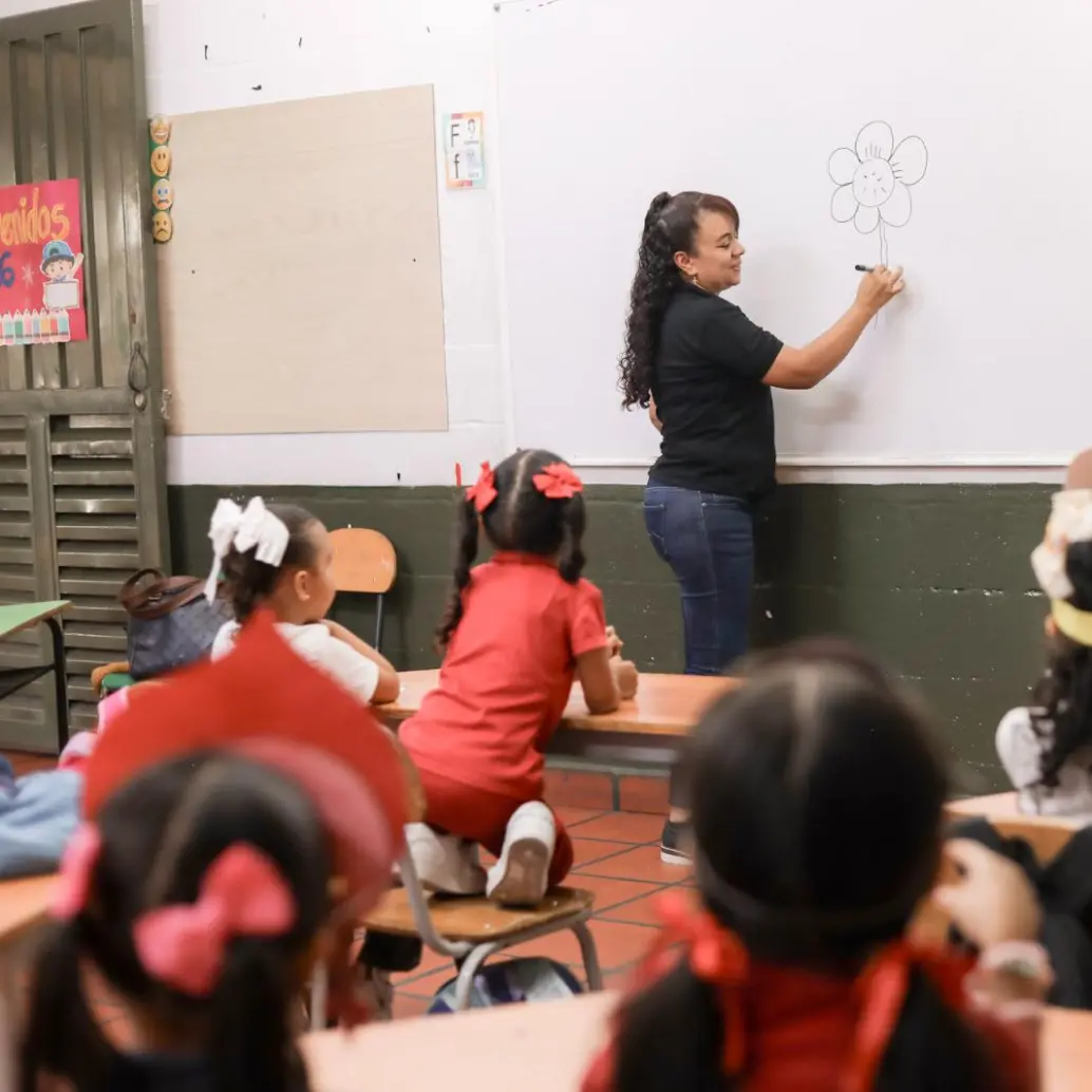 Los docentes de Medellín contará con apoyo distrital para continuar con su formación académica y así mejorar su nivel para la educación de los niños y jóvenes de la ciudad. FOTO: CORTESÍA
