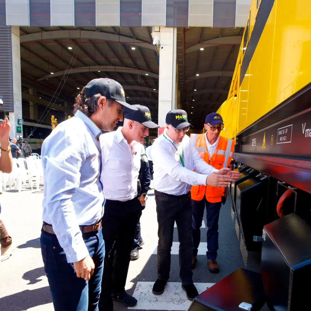 Acá, gerente del Metro, Tomás Elejalde (tercero de izq. a der.) les muestra al alcalde y el gobernador el funcionamiento de la reperfiladora. FOTO: ALCALDIA