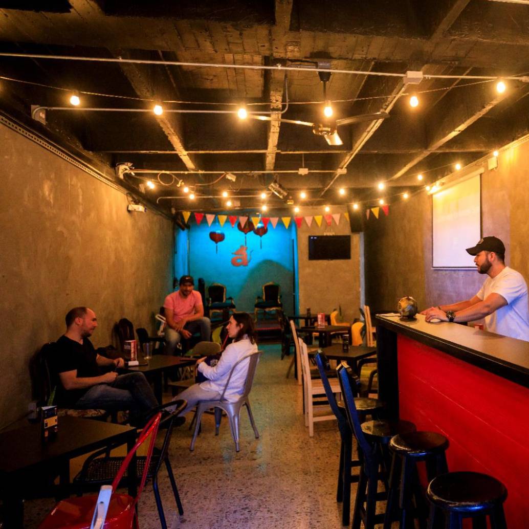 Con el aumento del salario, también se podrían incrementar otros productos. Según Asobares, los antioqueños podrían sacrificar las salidas a cenar o rumbear. FOTO: Andrés Camilo Suárez