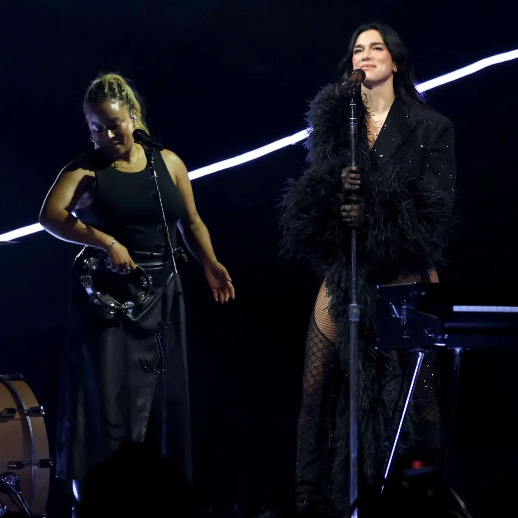 Dua Lipa ha presentando más de 50 <i>covers</i> durante toda la gira. FOTO: AFP 