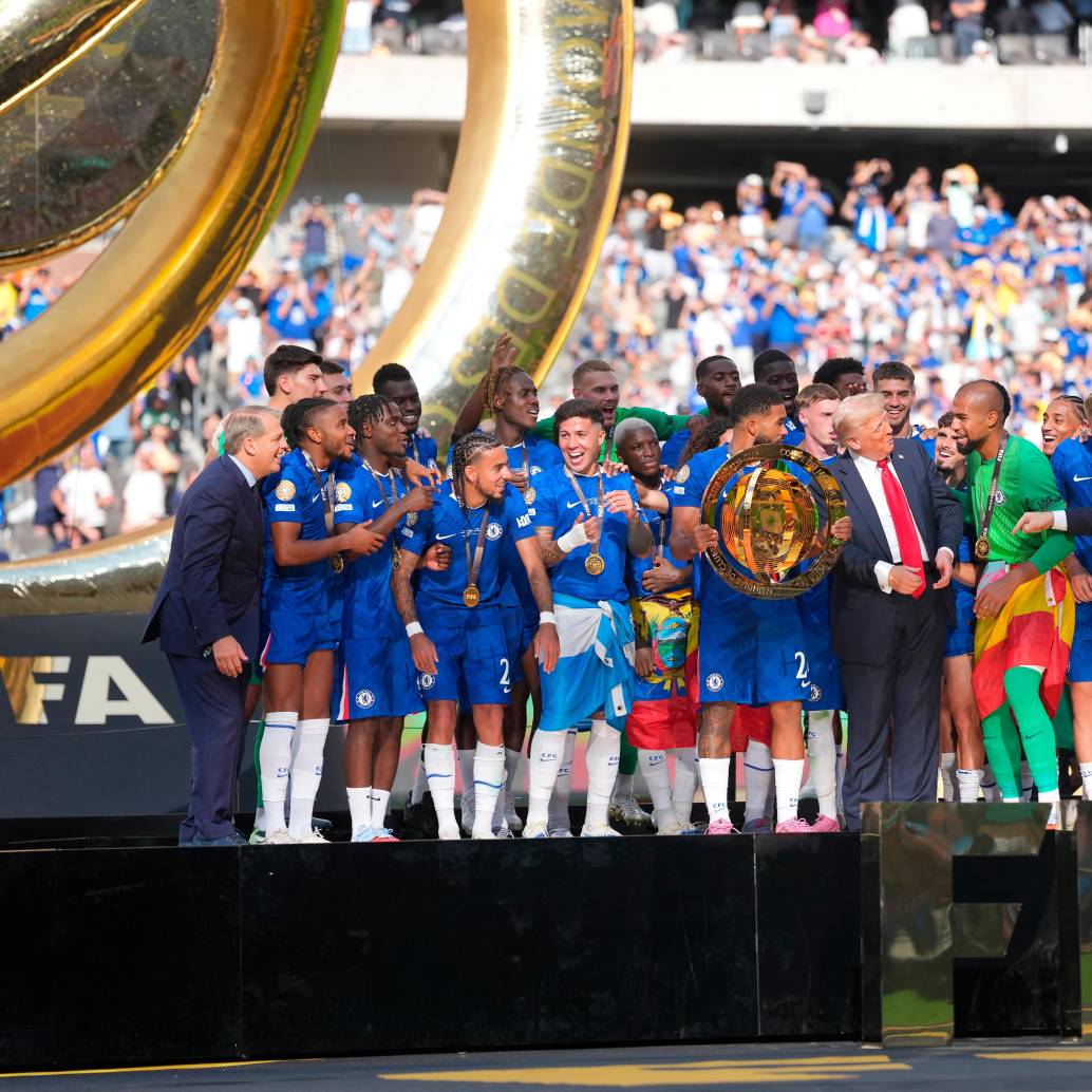 Hasta Infantino pareció desesperado por sacar a Trump de un momento que solo le correspondía a los jugadores del Chelsea. FOTO: AFP