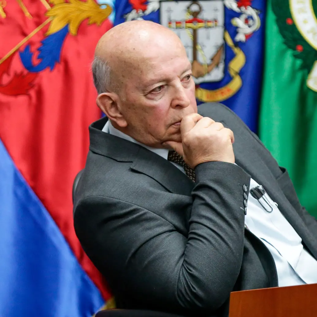 El proyecto de ley para desarmar a las bandas ya fue presentado al Congreso, sin convencer a todas las voces del Gobierno, entre ellas al consejero comisionado Otty Patiño. FOTO: GETTY.