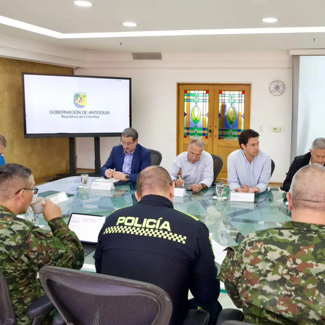 Las autoridades de Medellín y de Antioquia junto a la fuerza pública durante el Consejo de Seguridad. FOTO: Cortesía