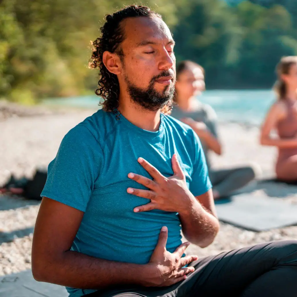 La Organización Mundial de la Salud recomienda hacer ejercicios de respiración diariamente. Foto Getty. 