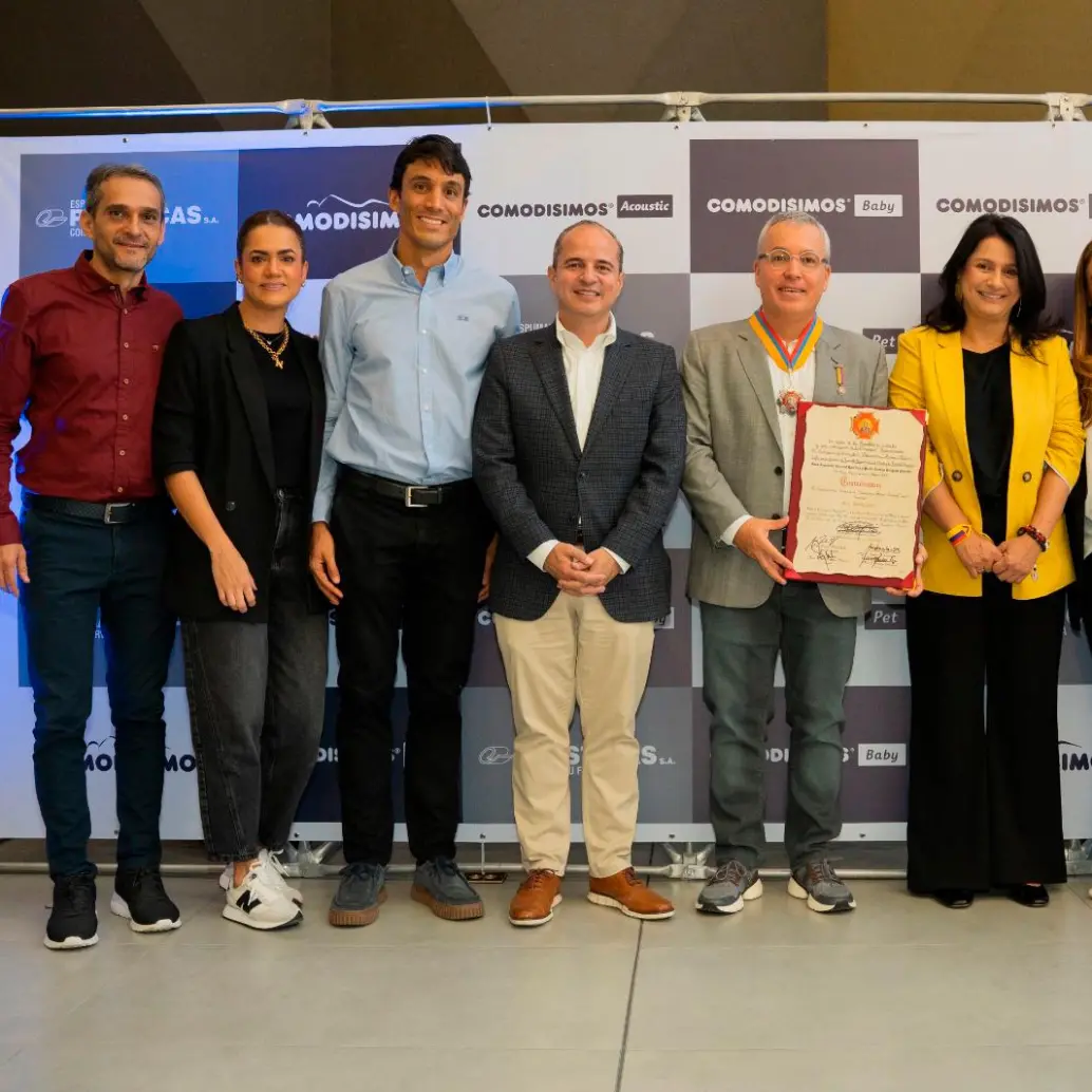 La condecoración resalta la trayectoria de Comodísimos en el sector productivo, así como su compromiso con el desarrollo económico, social y sostenible del país. Foto: cortesía. 