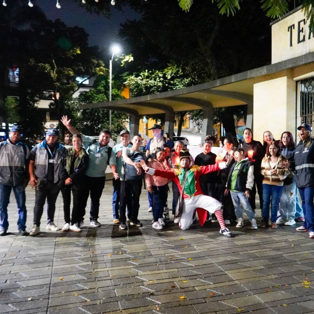 Visitantes al primer recorrido nocturno en la avenida La Playa guiado por Candelario, quien cuenta las historias del Centro y la Navidad. FOTO Cortesía Alcaldía de Medellín. 