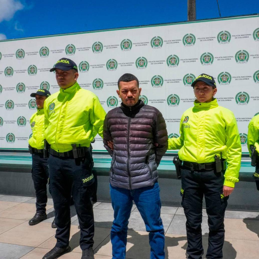Alias ‘El Costeño’ fue capturado en el barrio El Muelle, el la localidad de Engativa, en el noroccidente de Bogotá. Foto Fiscalía General de la Nación. 
