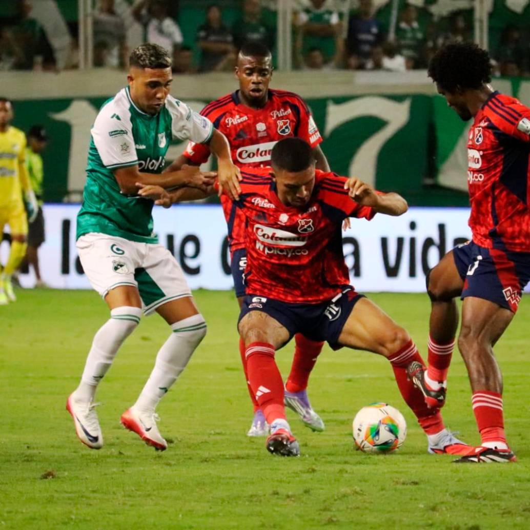 El que lleva la pelota es Daniel Londoño, lateral del DIM que cometió la falta para el penalti a favor del Cali. FOTO BERNARDO PEÑA-EL PAÍS