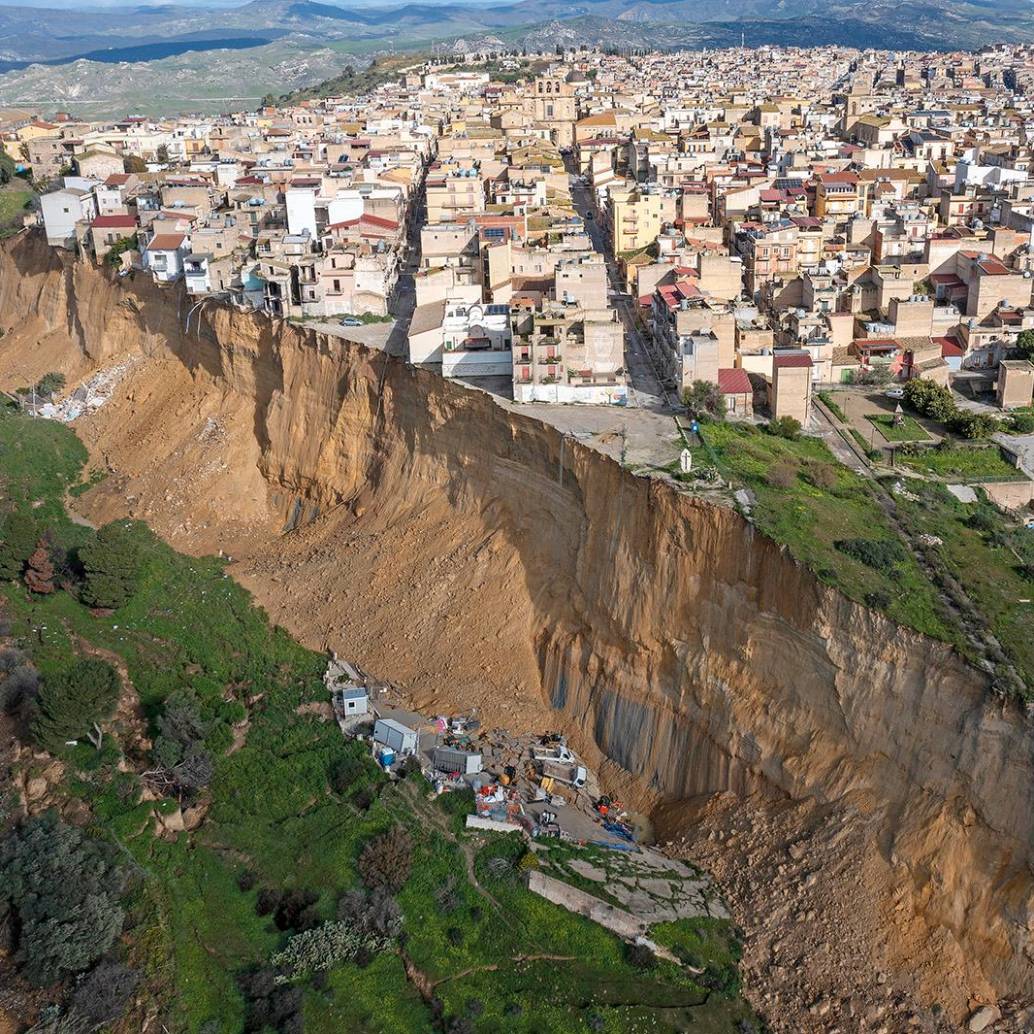 Hasta el momento, las autoridades no han reportado víctimas mortales ni personas heridas, un hecho que ha sido atribuido a la rápida respuesta de los organismos de emergencia y a la evacuación oportuna de la población. Sin embargo, el impacto social y material es considerable, ya que decenas de familias enfrentan la incertidumbre sobre el futuro de sus viviendas. Foto: GETTY