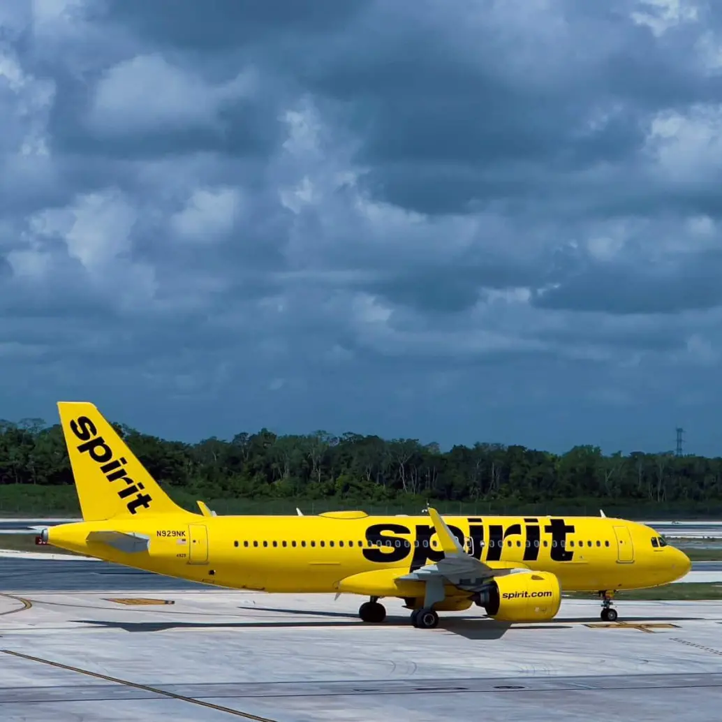 La compra de seis Boeing 737 permitirá al DHS operar su propia flota aérea para expulsiones migratorias. FOTO: AFP. 