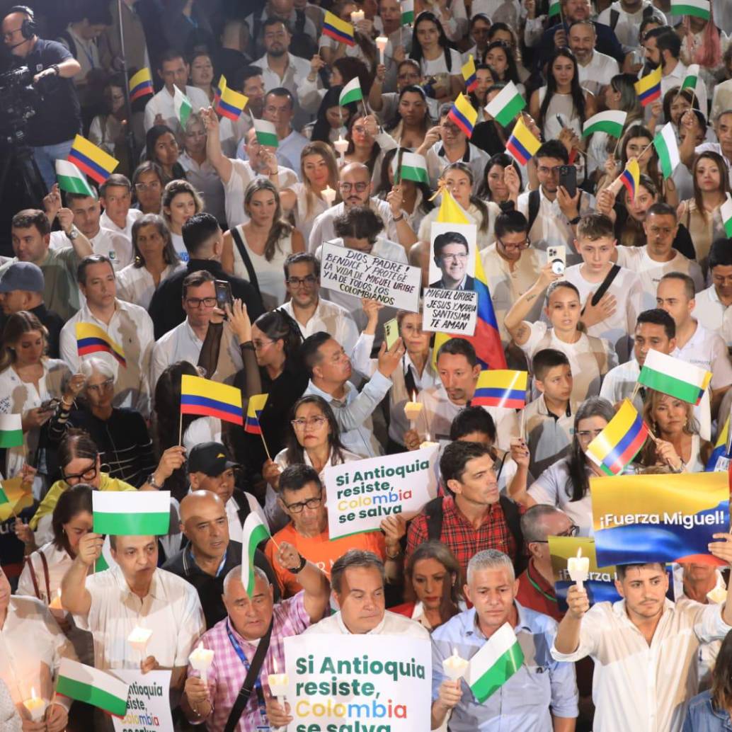 Así fue la concentración realizada en la Gobernación de Antioquia este martes. FOTO: Esneyder Gutiérrez