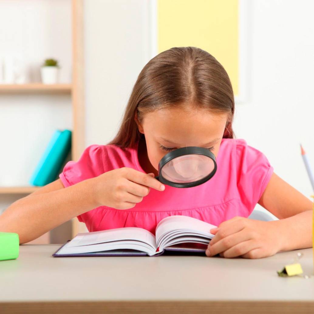 La miopía afecta cada vez a más niños y jóvenes en el mundo, impulsada por el uso prolongado de pantallas y la falta de exposición a la luz natural. FOTO Getty