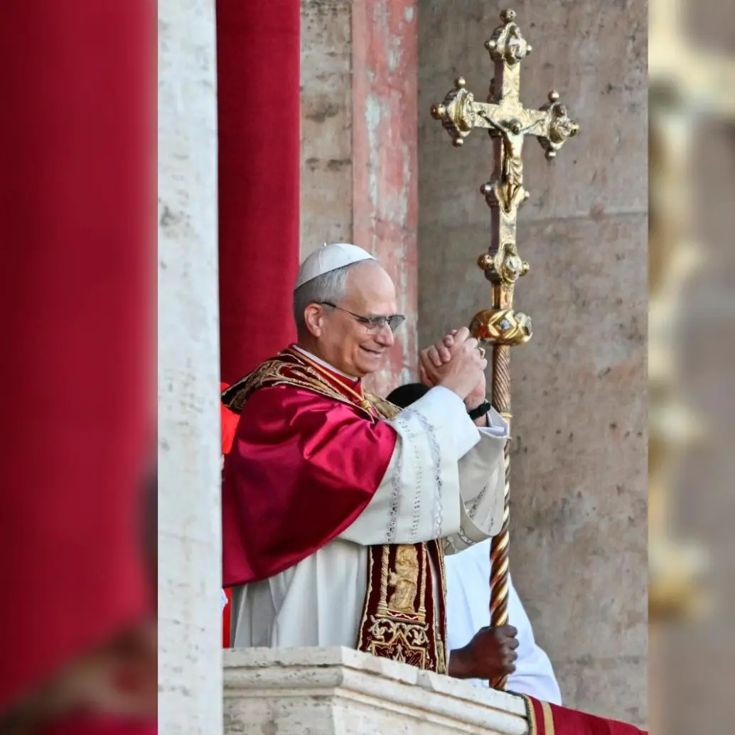 El papa León XIV saluda por primera vez desde el balcón de la Basílica de San Pedro tras ser elegido por el cónclave. FOTO Getty