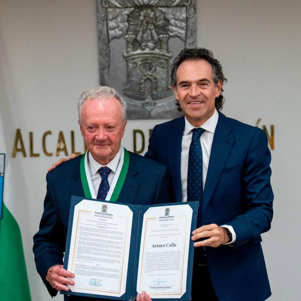 Arturo Calle recibió la Medalla al Mérito Cívico y Empresarial Gonzalo Mejía Categoría Oro, otorgada por el alcalde de Medellín, Federico Gutiérrez. FOTO CORTESÍA ALCALDÍA DE MEDELLÍN