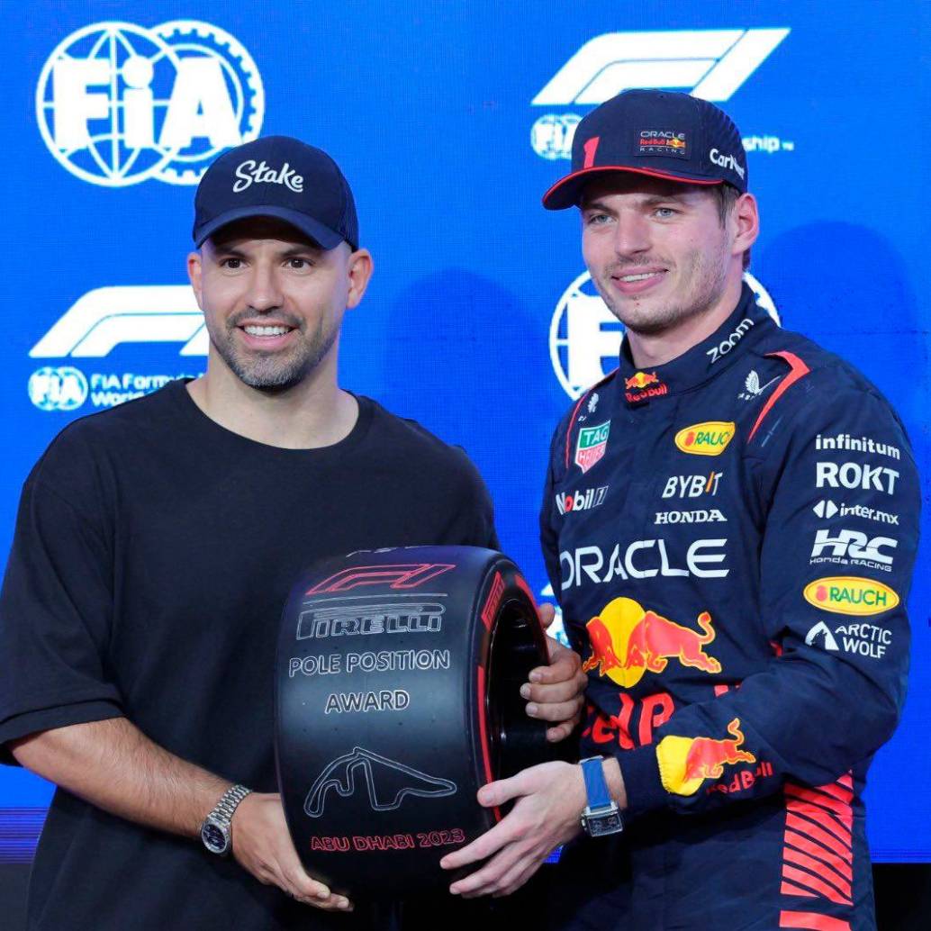 Sergio Kun Agüero le entrega el premio de la pole position a Max Verstappen. FOTO F1