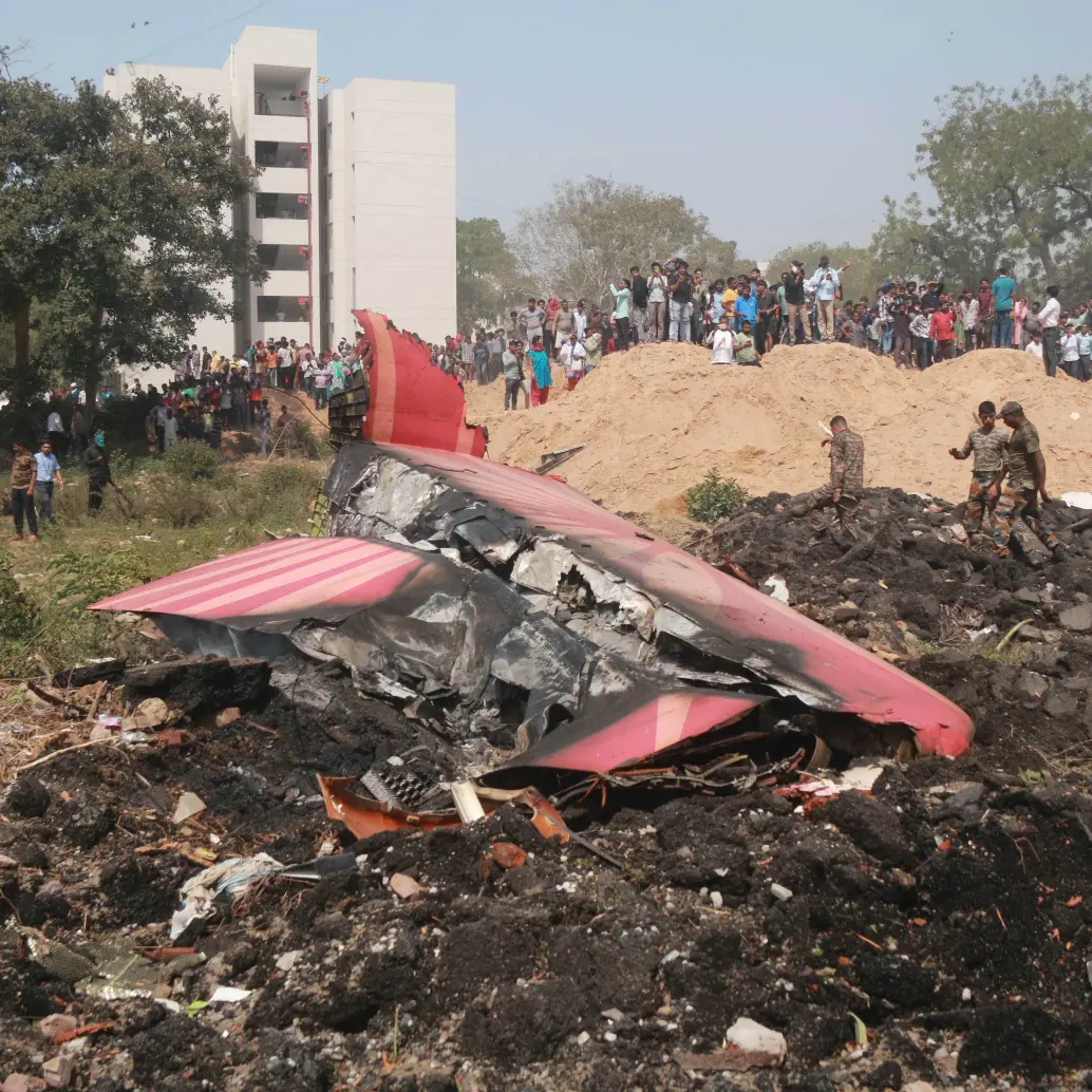 AHMADABAD, 12 junio, 2025- Personas observan los restos de un avión de Air India que se estrelló, en Ahmedabad, en el estado de Gujarat, India, el 12 de junio de 2025. El vuelo de Air India con destino a Londres, que llevaba 242 personas a bordo, incluidos dos pilotos y 10 miembros de la tripulación, se estrelló el jueves poco después de despegar de un aeropuerto en el estado occidental indio de Gujarat, dijeron las autoridades. Alto cargo policial confirmó al menos 110 muertos en accidente de avión de Air India, informan medios locales. El vuelo despegó del aeropuerto internacional Sardar Vallabhbhai Patel en Ahmedabad, a unos 17 kilómetros al sur de Gandhinagar, la capital de Gujarat. FOTO: Agencia Xinhua